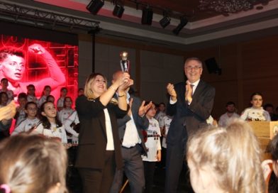 BOLU-MENGENLİ ARDA GÜLER’E 2025 YILI SPORCUSU ÖDÜLÜ VERİLDİ BOLU-MENGENLİ ARDA GÜLER’E 2025 YILI SPORCUSU ÖDÜLÜ VERİLDİ