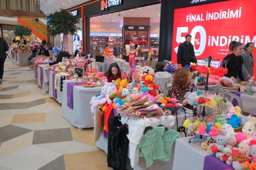 Köroğlu Kadın Emek Pazarı Sevgililer Günü konseptiyle açıldı