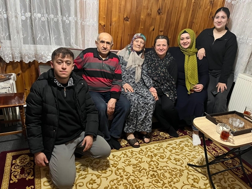 BOLU’DA AK PARTİLİ KADINLARDAN GÖNÜL KÖPRÜSÜ: 2 BİN 300 HANEYE ZİYARET