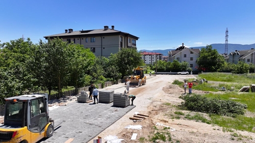 Bolu Belediyesi Fen İşleri ekipleri kentin dört bir yanında sahada